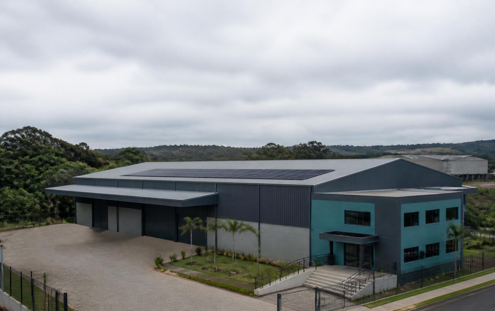 Galpão comercial com painéis solares instalados no telhado